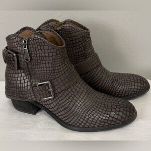 DONALD PLINER Sz 8.5 Dalis Stacked Heel Embossed Back Hooded Almond Toe Boots